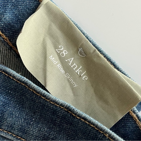 Everlane • NWT Mid Rise Skinny Classic Blue Ankle Jeans - Picture 4 of 10